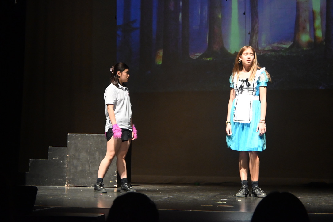Alice in Wonderland production moment 5